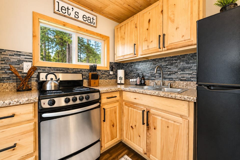 Cabin, 3 Bedrooms | Private kitchen | Coffee/tea maker, fridge, oven, toaster