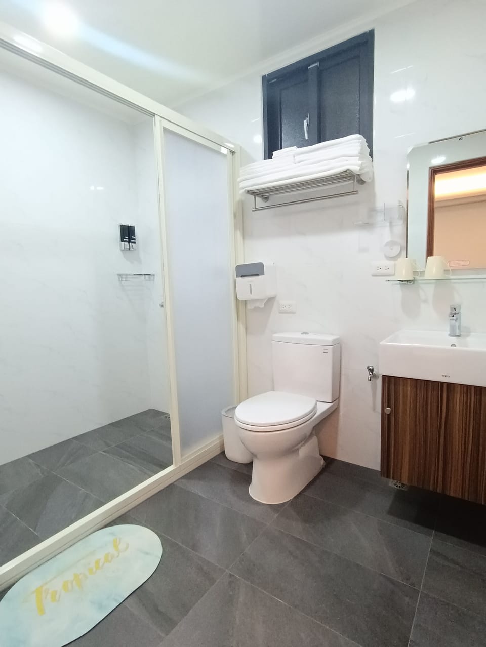 Standard Quadruple Room | Bathroom | Slippers