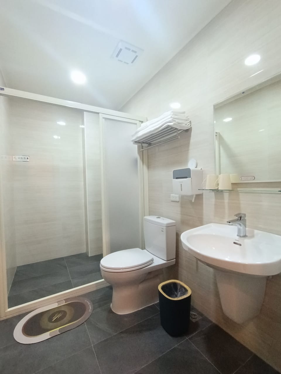 Standard Triple Room | Bathroom | Slippers