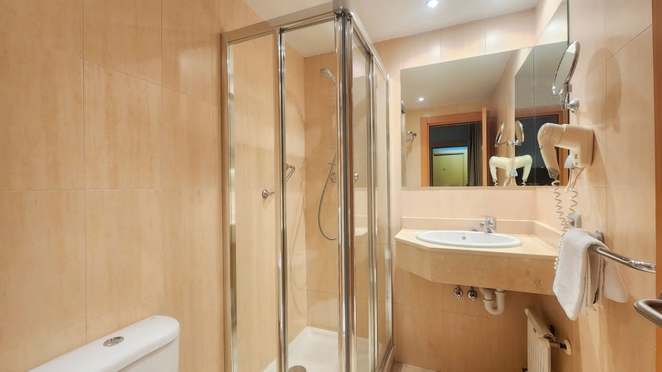 1 Single Bed, Superior Room | Bathroom | Towels, soap, shampoo