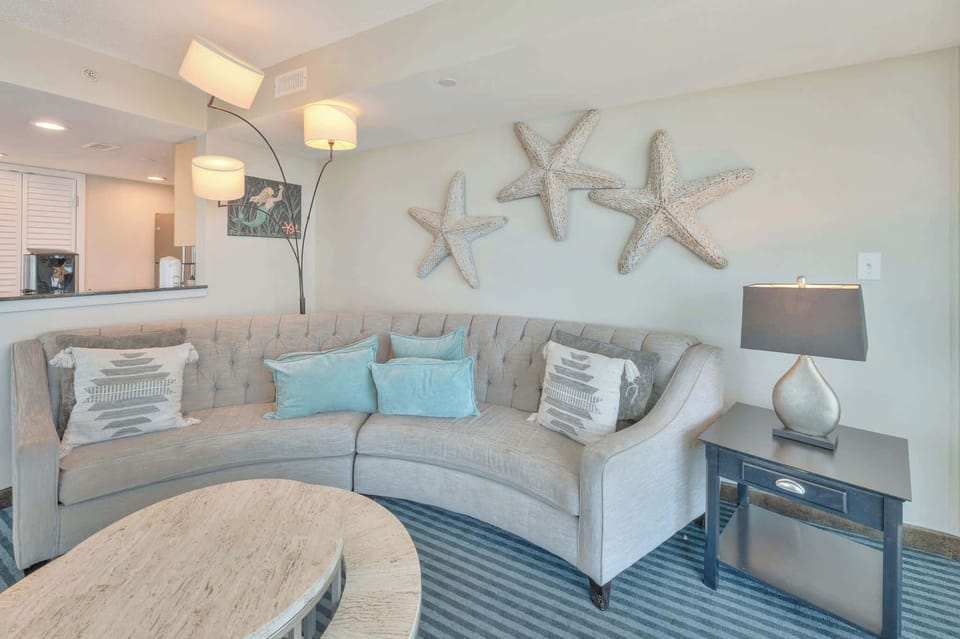 Amazing Living Room, Beautifully Decorated, Stunning Views🌊☀️
