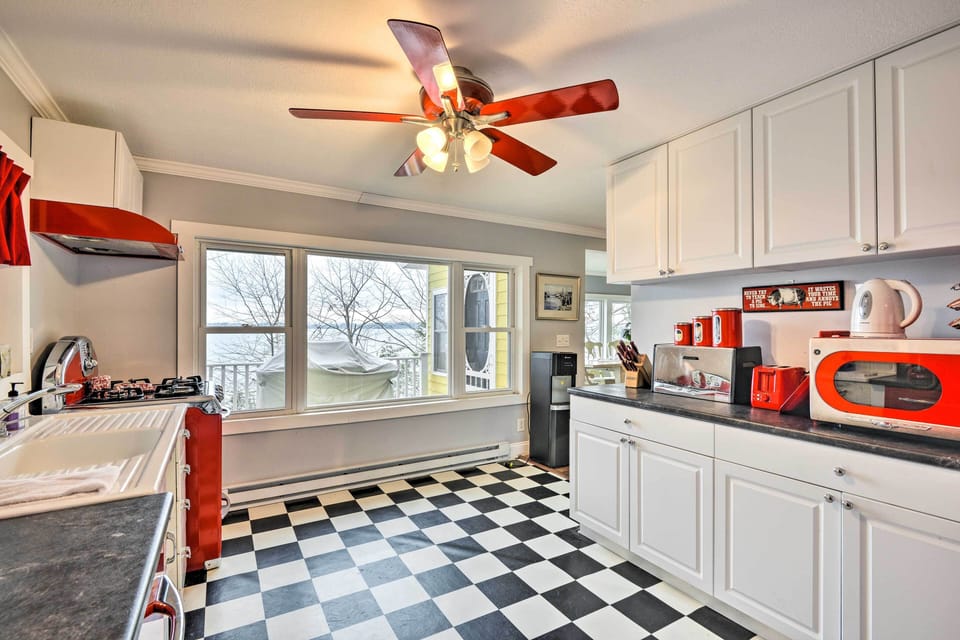 Kitchen | Trash Bags & Paper Towels Provided