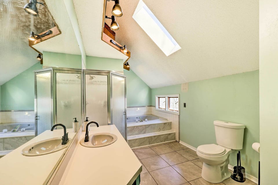 En-Suite Bathroom | Towels Provided | Complimentary Toiletries | Jetted Tub