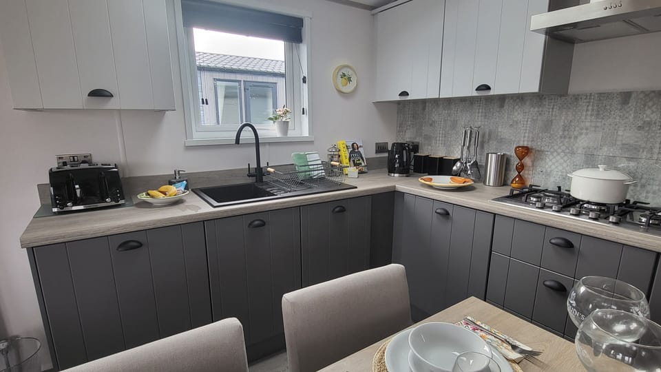 Deluxe House | Private kitchen | Full-size fridge, microwave, oven, stovetop