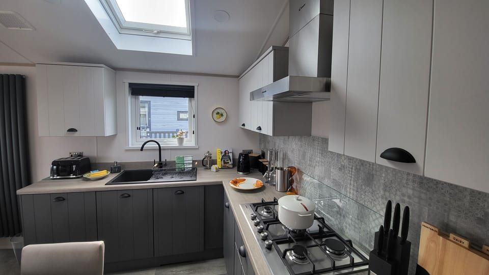 Deluxe House | Private kitchen | Full-size fridge, microwave, oven, stovetop