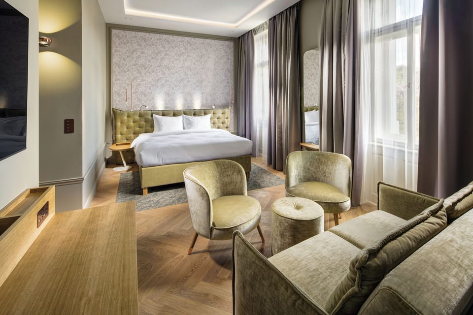 Executive Suite | Minibar, in-room safe, free WiFi, bed sheets