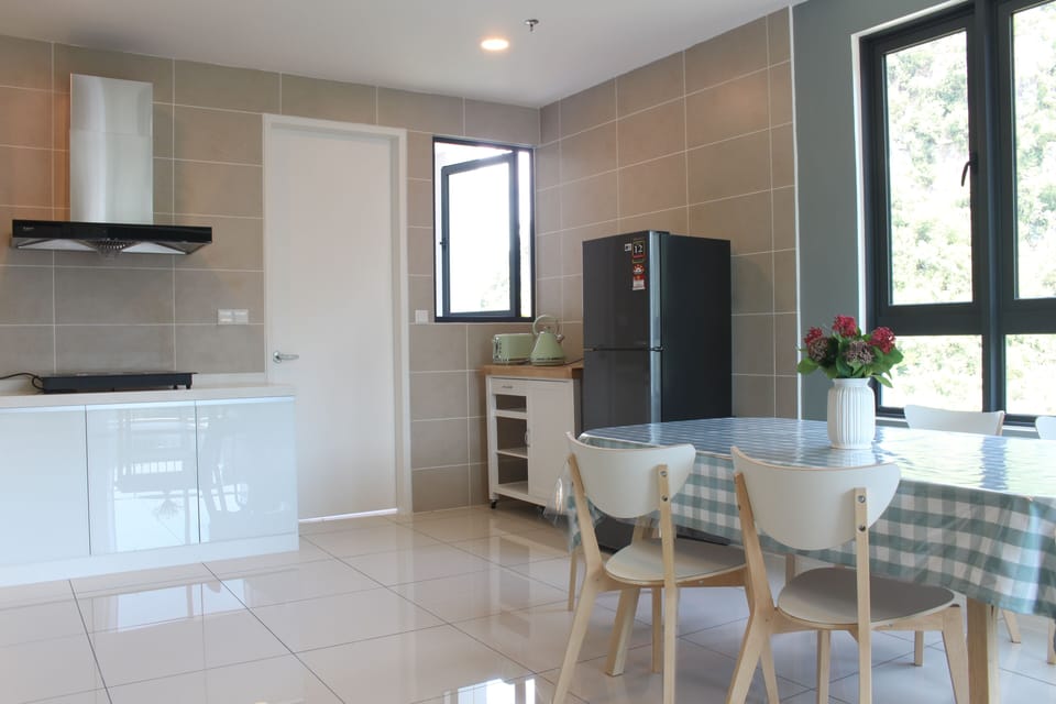 Luxury Apartment, 3 Bedrooms, Mountain View | Private kitchen | Full-size fridge, microwave, stovetop, toaster