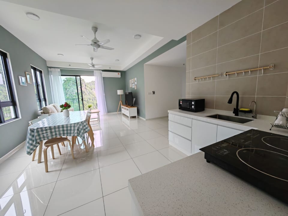 Luxury Apartment, 3 Bedrooms, Mountain View | In-room dining