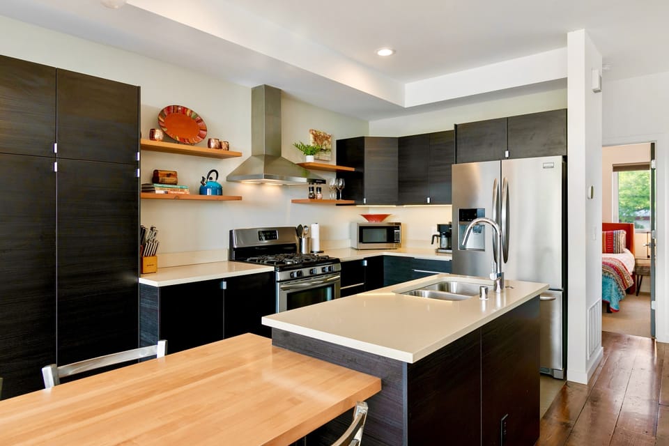 5-burner gas stove & elec. oven, microwave, dishwasher, under-cabinet lighting!