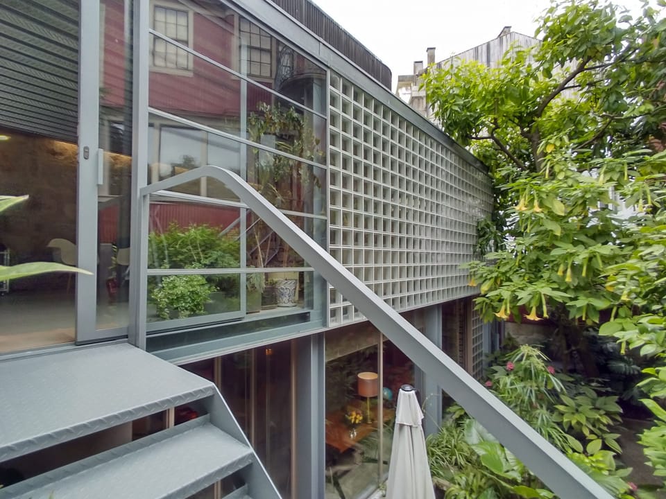 Facade and garden 