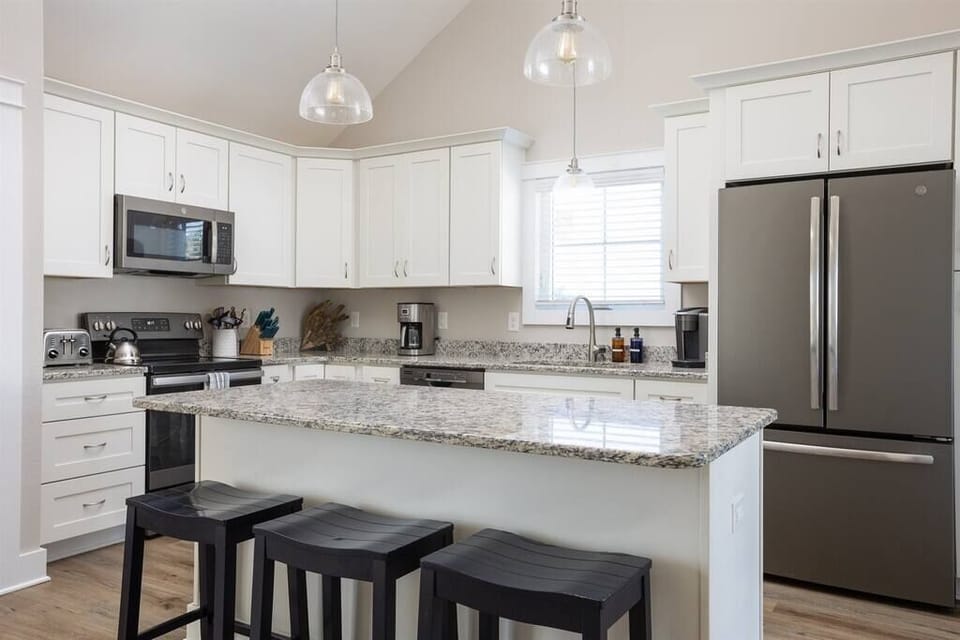 Fully Stocked Kitchen w/ Breakfast Bar