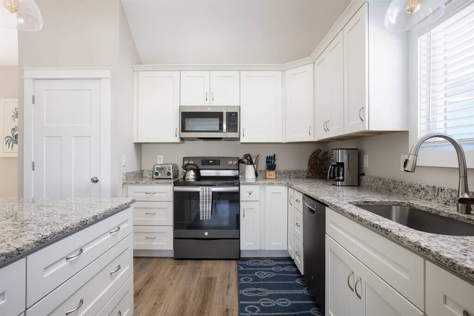 Fully Stocked Kitchen w/ Breakfast Bar