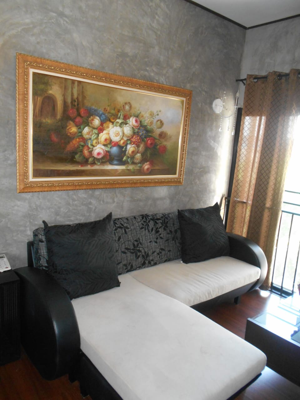 Deluxe Room | Living area | 32-inch LCD TV with cable channels, TV