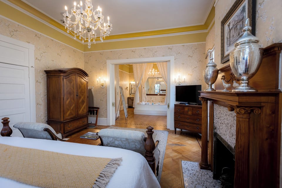 Honeymoon Suite (Caracalla) | Premium bedding, pillowtop beds, in-room safe, desk
