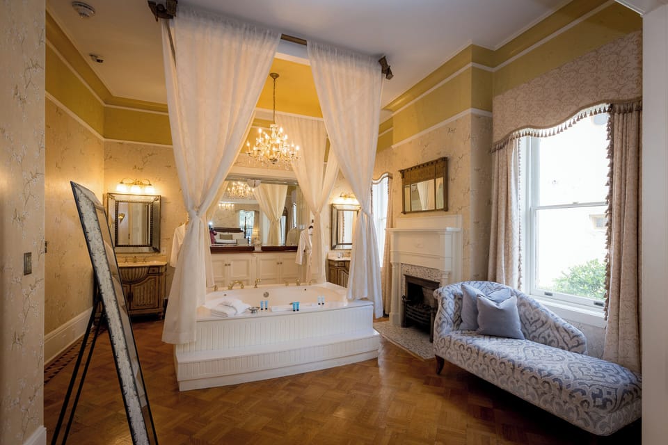 Honeymoon Suite (Caracalla) | Premium bedding, pillowtop beds, in-room safe, desk