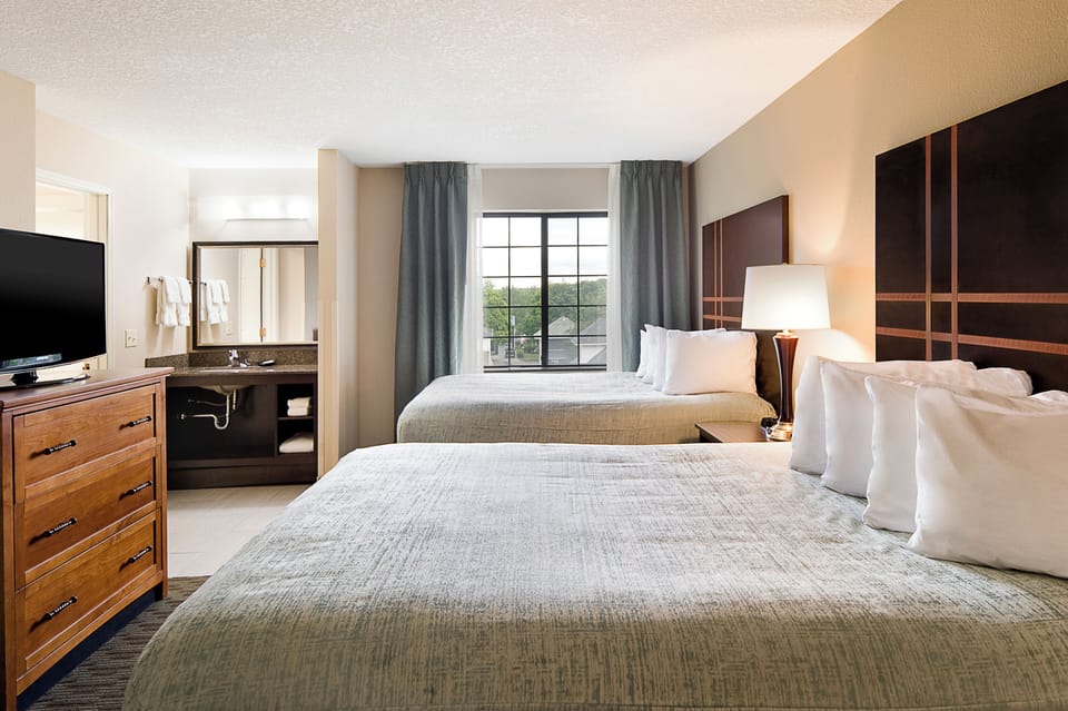 Premium bedding, in-room safe, desk, laptop workspace