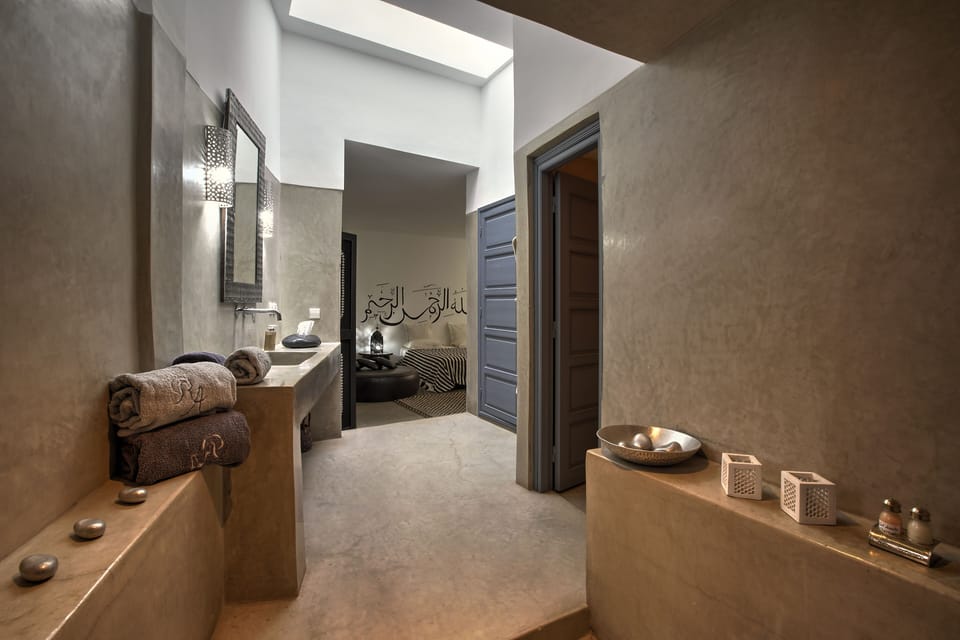 Exclusive Suite | Bathroom | Shower, free toiletries, bathrobes, towels