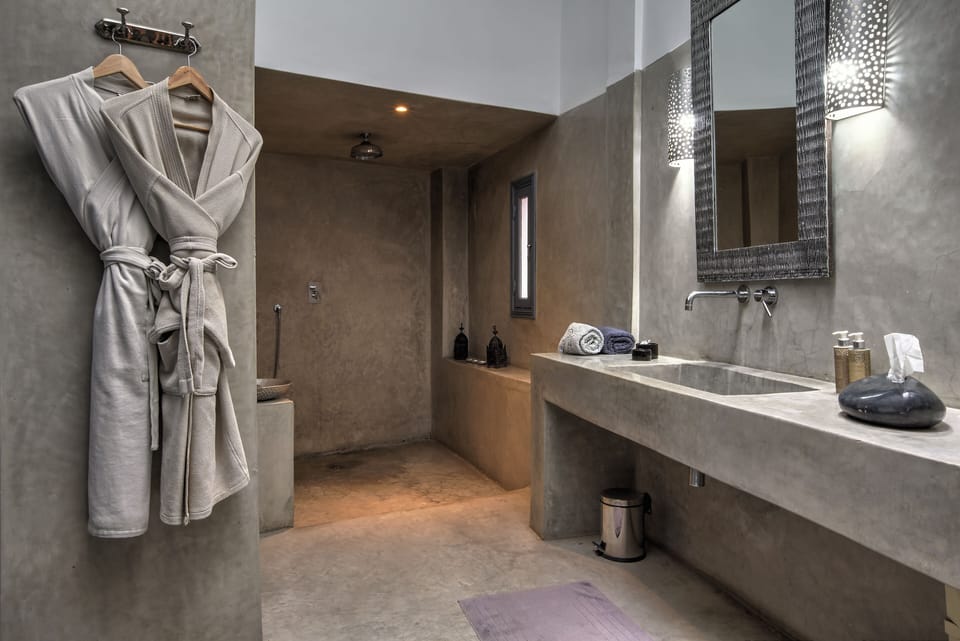 Exclusive Suite | Bathroom | Shower, free toiletries, bathrobes, towels