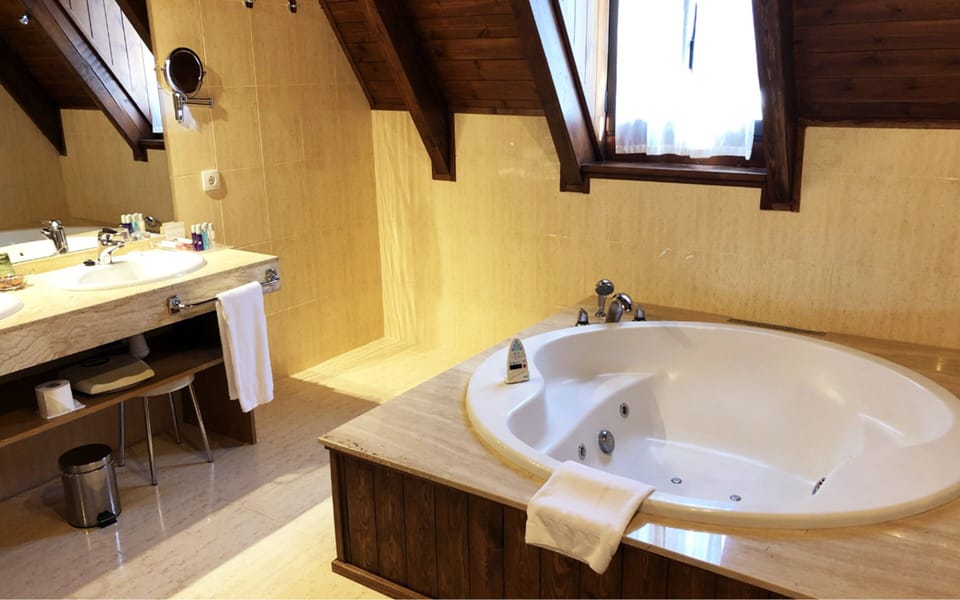 Junior Suite, Jetted Tub | Bathroom | Free toiletries, hair dryer, bidet, towels