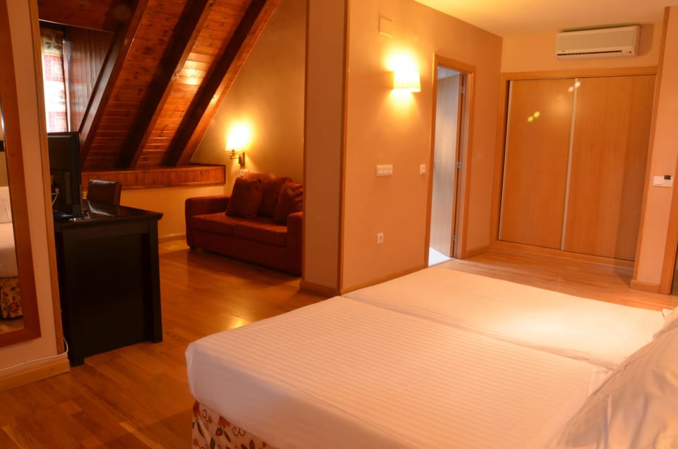 Family Room | In-room safe, desk, free cribs/infant beds, free WiFi