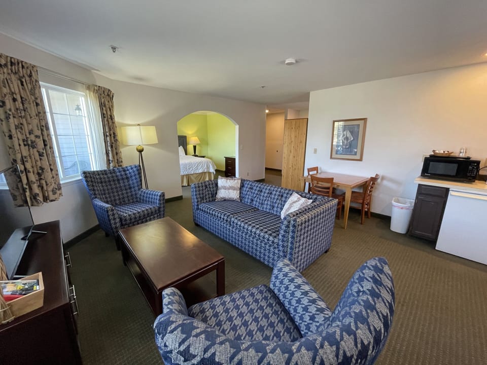 Suite | Pillowtop beds, iron/ironing board, free WiFi, bed sheets
