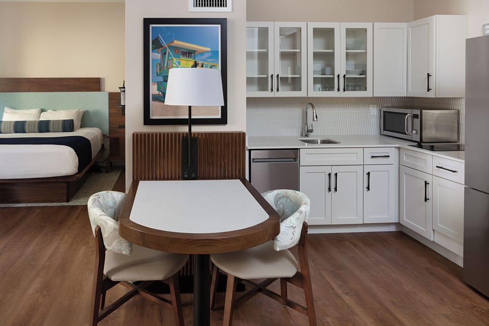Standard Studio Suite, 1 King Bed, Roll-in Shower (Roll-in Shower) | Living area | TV