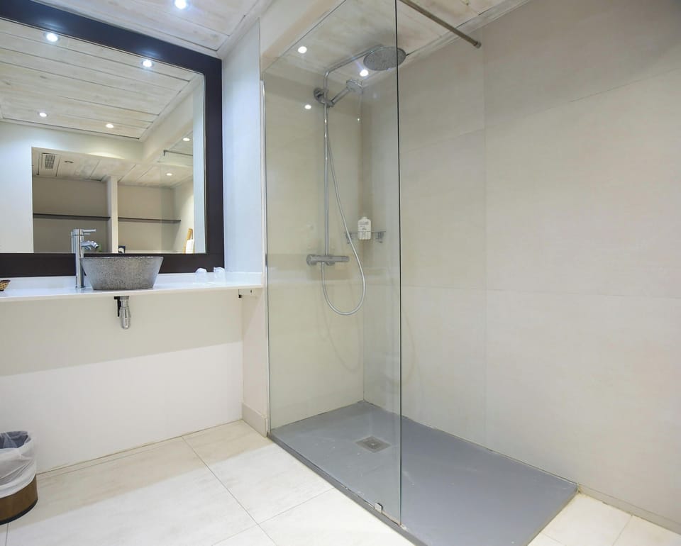 Junior Suite, Terrace | Bathroom | Free toiletries, hair dryer, towels