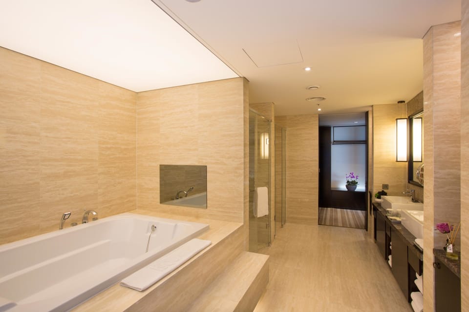 Royal Suite | Bathroom | Combined shower/tub, deep soaking tub, free toiletries, hair dryer