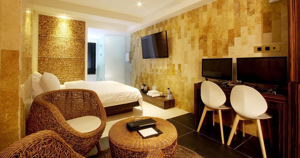 Premium bedding, desk, laptop workspace, WiFi (free)