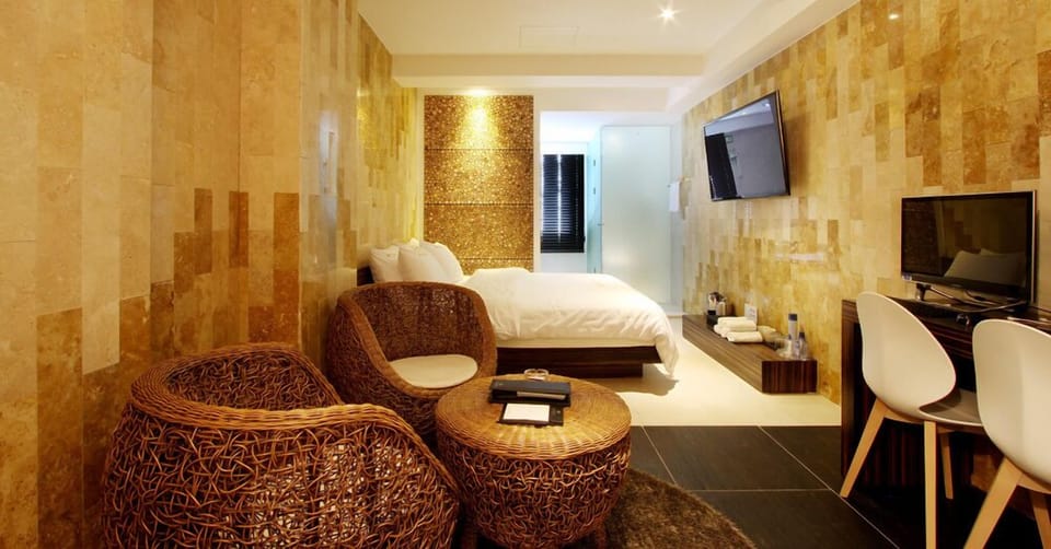 Premium bedding, desk, laptop workspace, WiFi (free)