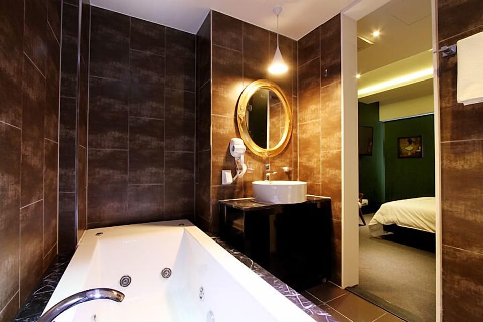 Deluxe Twin Room | Bathroom | Combined shower/tub, deep soaking tub, designer toiletries, hair dryer