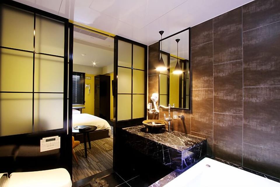 Deluxe King or Twin Room (Randomly Assigned Upon Check-in) | Bathroom | Combined shower/tub, deep soaking tub, designer toiletries, hair dryer