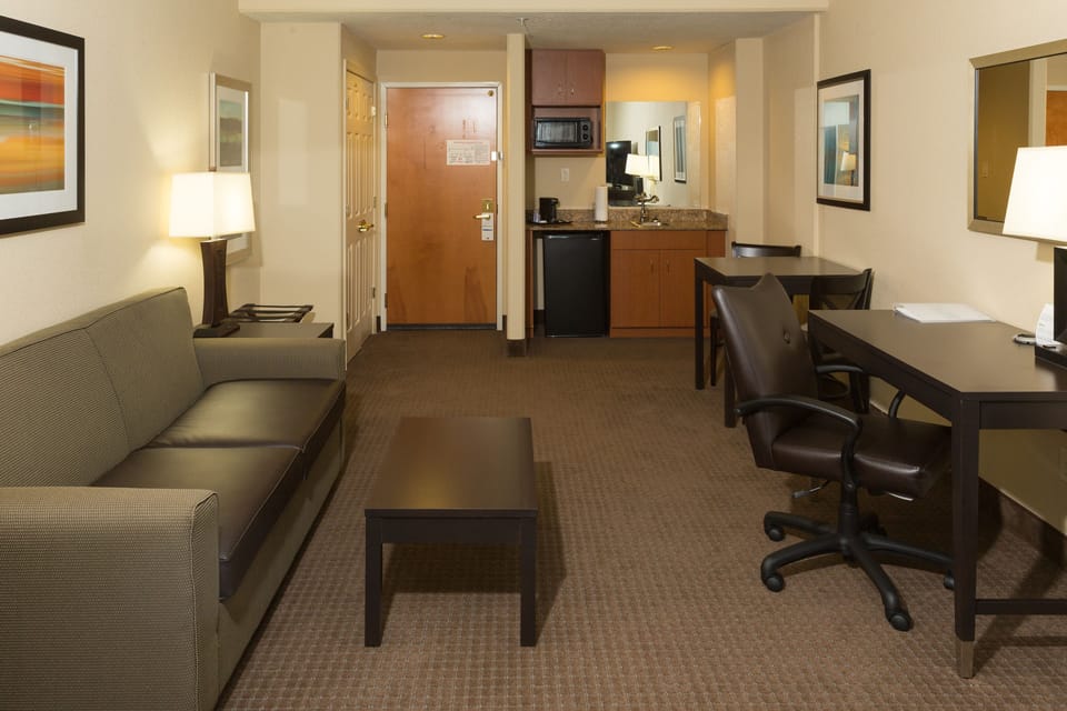 Pillowtop beds, in-room safe, desk, blackout drapes