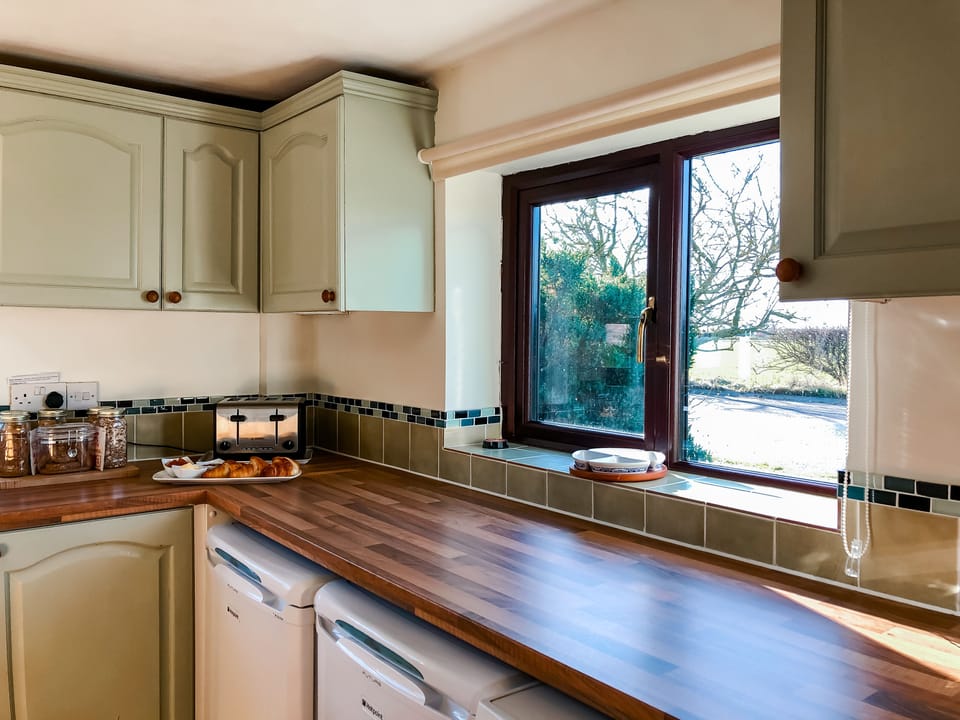 Bungalow, 1 Bedroom | Private kitchen | Fridge, coffee/tea maker, electric kettle, cookware/dishes/utensils