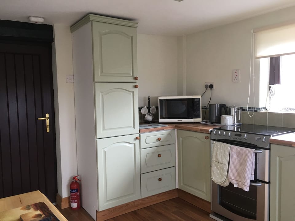 Bungalow, 1 Bedroom | Private kitchen | Fridge, coffee/tea maker, electric kettle, cookware/dishes/utensils