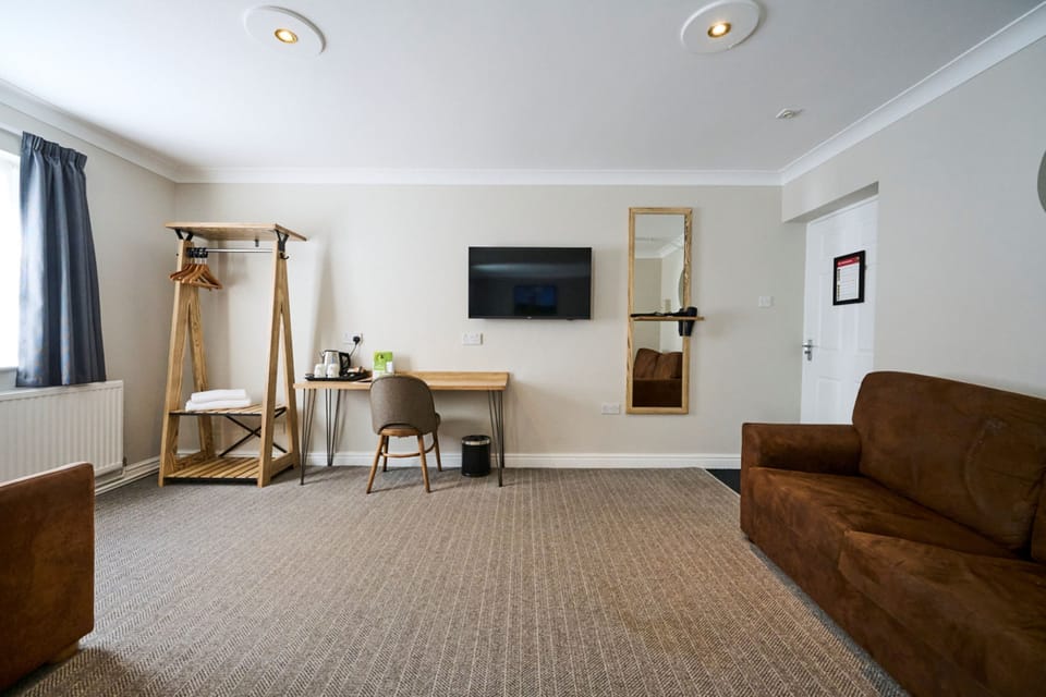 Family Quadruple Room | Desk, free WiFi