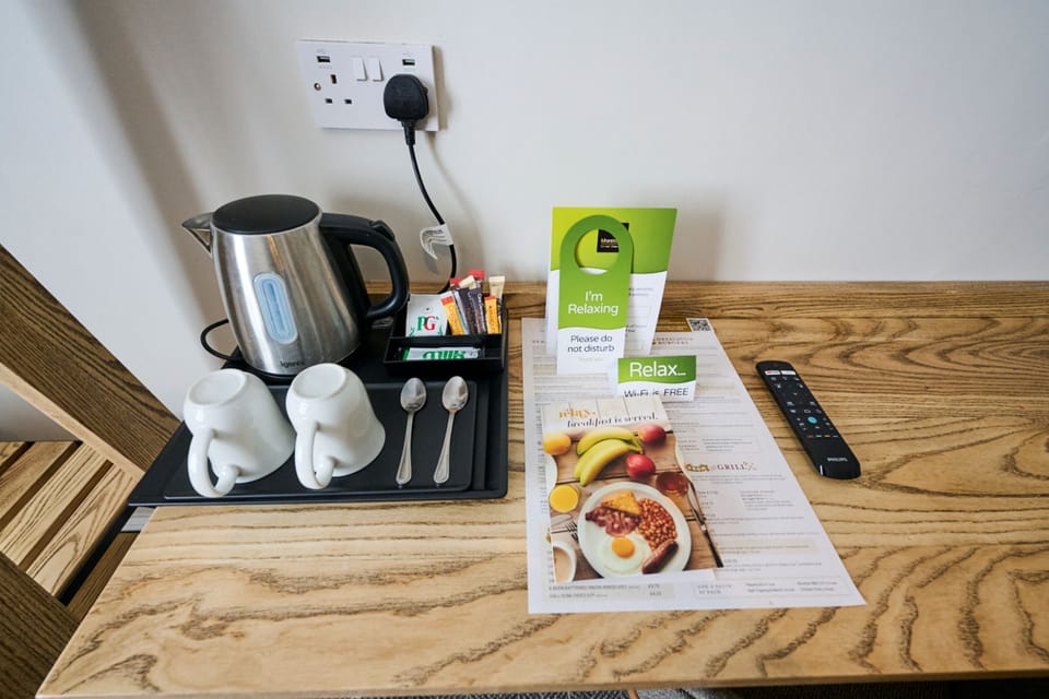 Desk, WiFi (free)