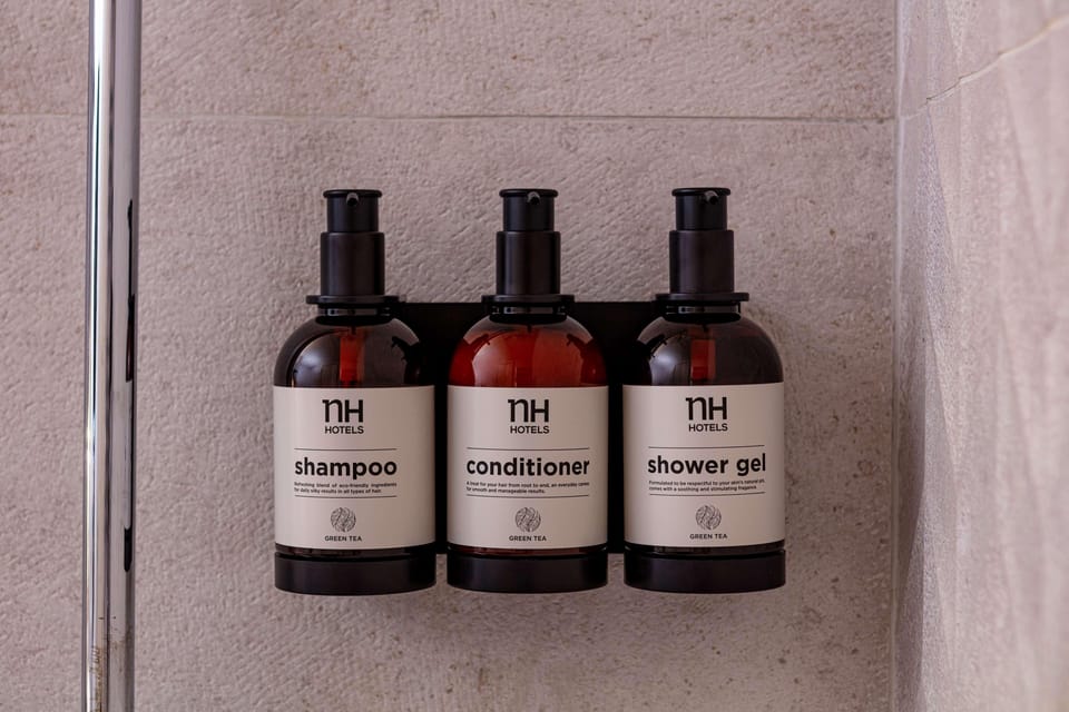 Combined shower/tub, rainfall showerhead, eco-friendly toiletries