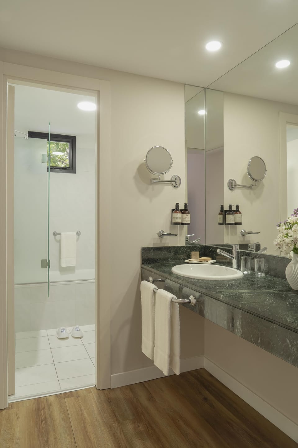 Combined shower/tub, rainfall showerhead, eco-friendly toiletries