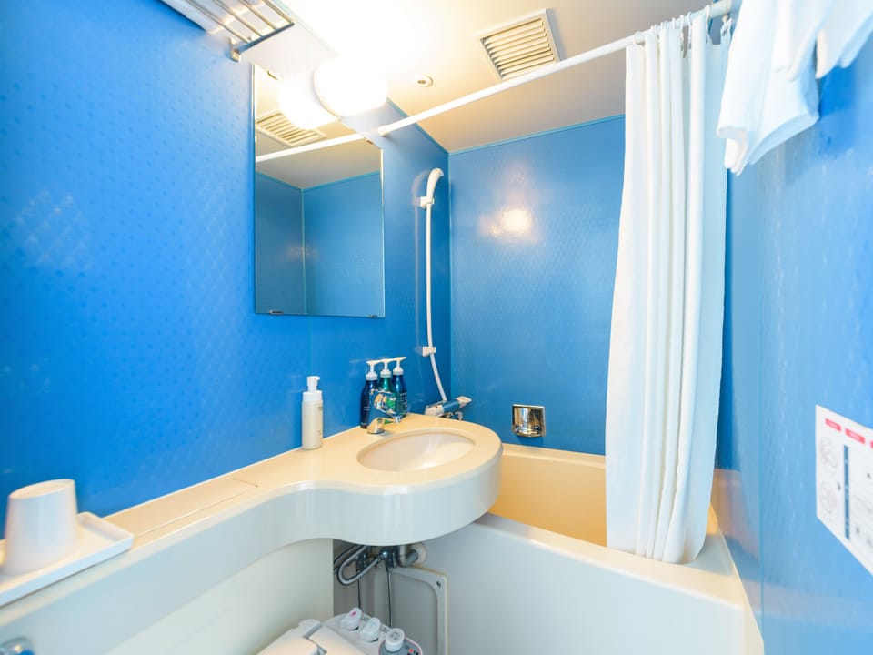 Combined shower/tub, free toiletries, hair dryer, slippers