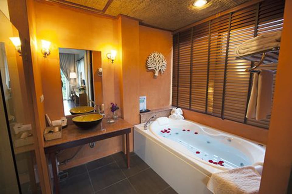 Shower, free toiletries, hair dryer, bathrobes