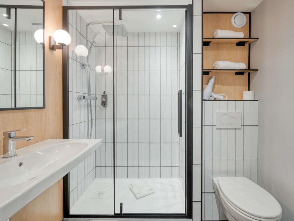 Chambre Confort Standard | Bathroom | Shower, eco-friendly toiletries, hair dryer, towels