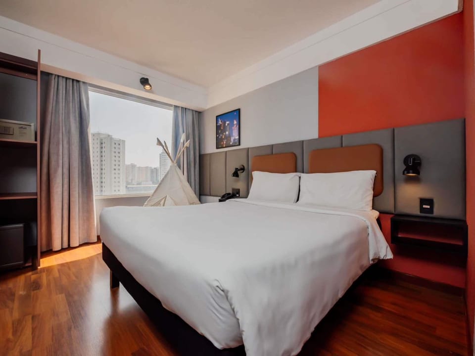 Standard Room, 1 Double Bed | Minibar, in-room safe, desk, iron/ironing board