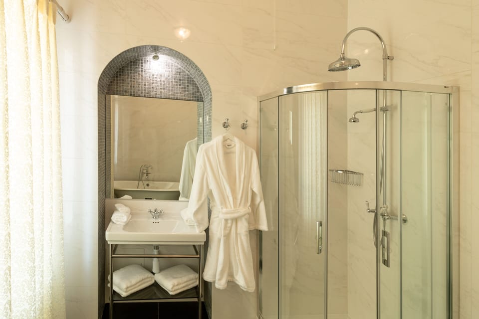 Presidential Suite | Bathroom | Free toiletries, hair dryer, bathrobes, slippers