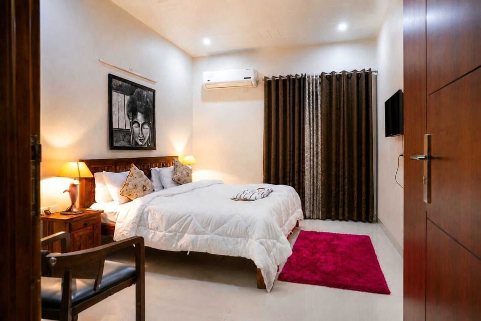 Luxury Triple Room | Hypo-allergenic bedding available, desk, soundproofing