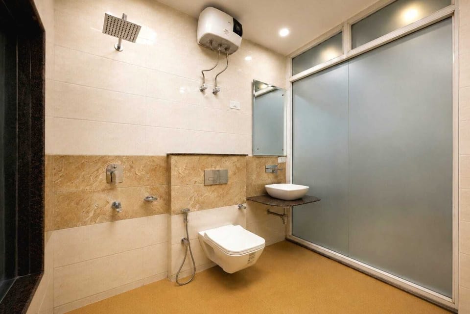 Luxury Triple Room | Bathroom | Shower, rainfall showerhead, free toiletries, slippers