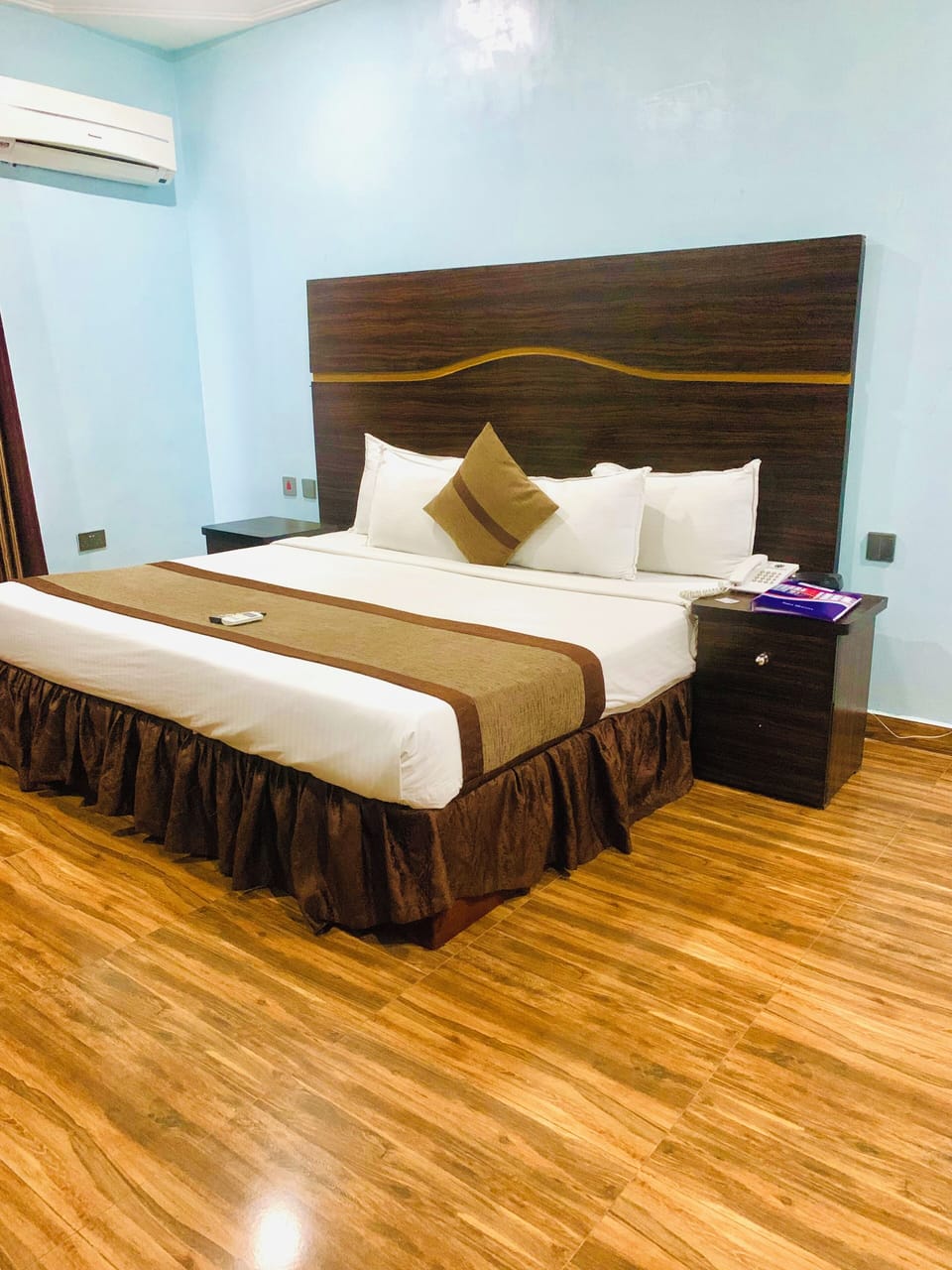 Executive Suite | Bathroom | Shower, rainfall showerhead, designer toiletries, hair dryer