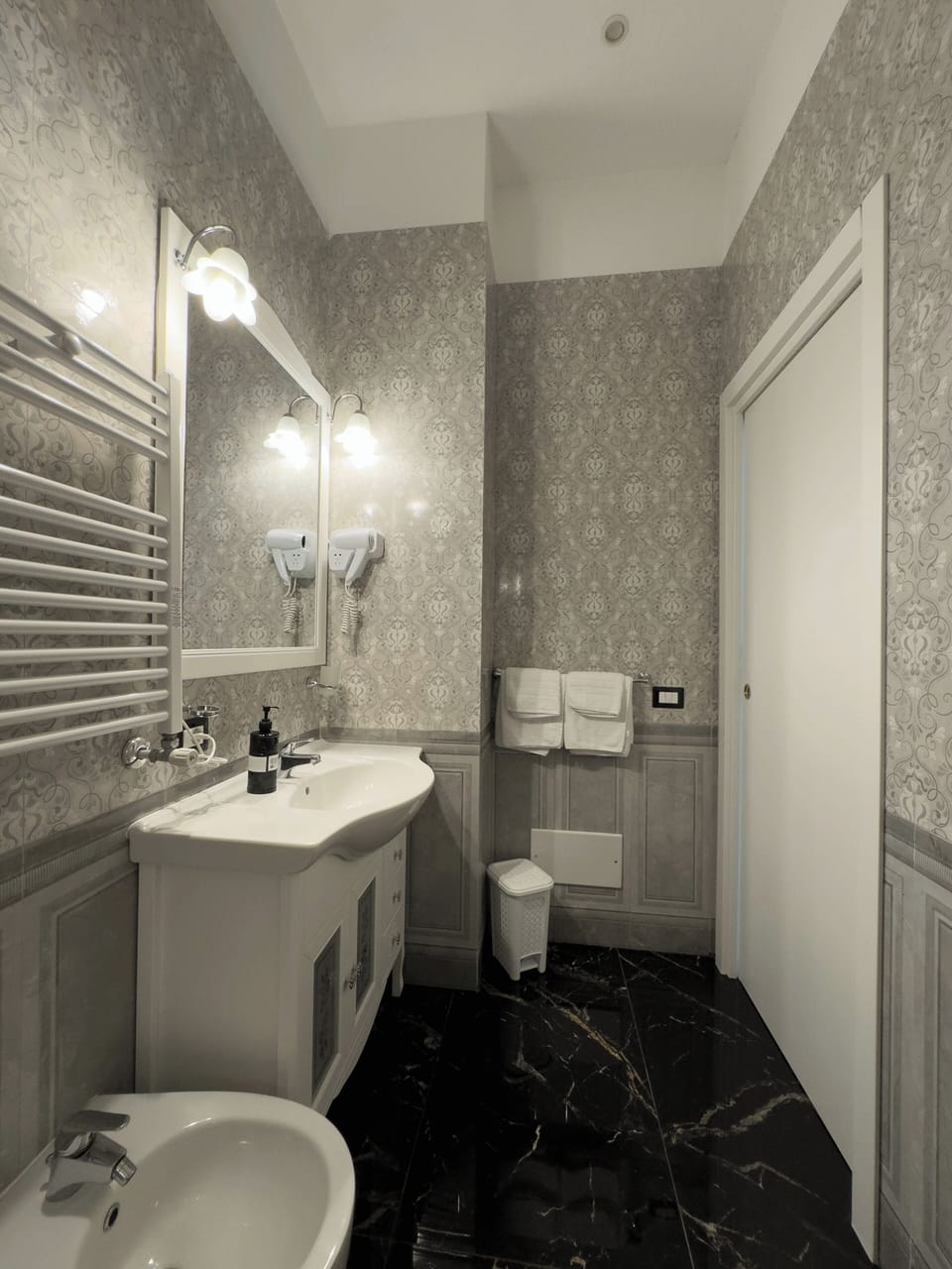 Luxury Room, Hot Tub (Amore) | Bathroom | Jetted tub, rainfall showerhead, free toiletries, hair dryer