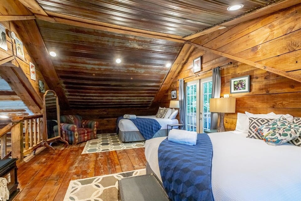 Cabin 1 - upstairs loft 2 queen beds