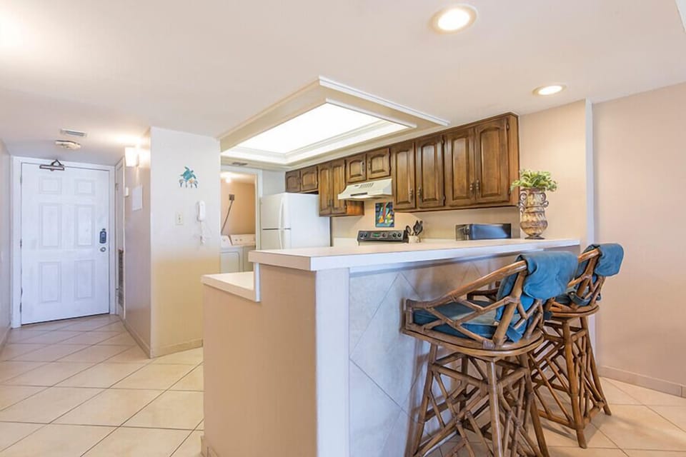 Our fully-equipped kitchen has a breakfast bar for 2. The kids can enjoy their snacks or you can plug in and work from the beach!